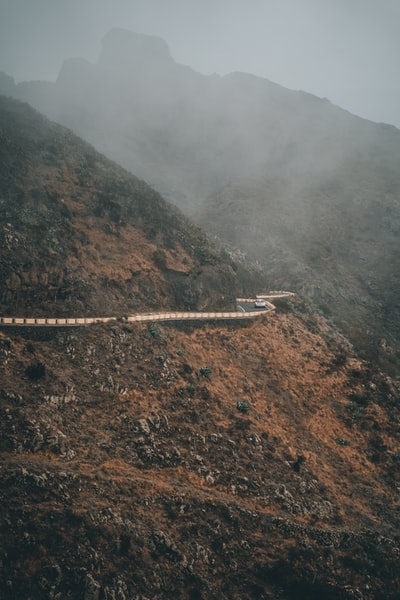 白色的火车在铁路在山上
